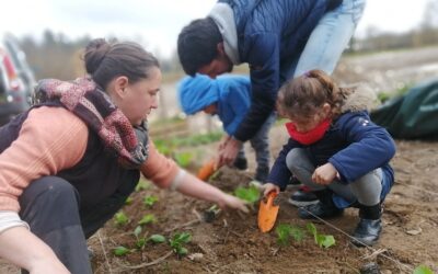 Les enfants mettent la main à la pâte aux jardins d’eau douce